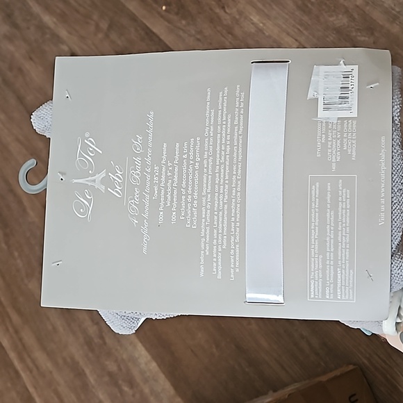 Le Top bebe, 4 piece bath set, grey & ivory, elephant hooded towel & 3 washcloth - Picture 3 of 5